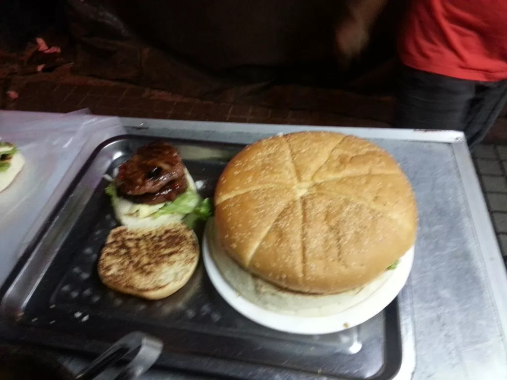 1 hamburger, 0.25$. 1 hamburger géant 0.75$.
